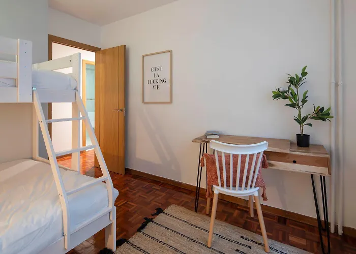 Elegantes Colores En El Puerto By Vigo